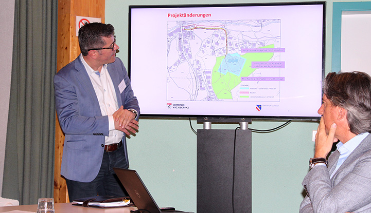 Zollikons Gemeindepräsident Sascha Ullmann (l.) stellt die Pläne des überarbeiteten Projekts vor. (Bild: mmw)