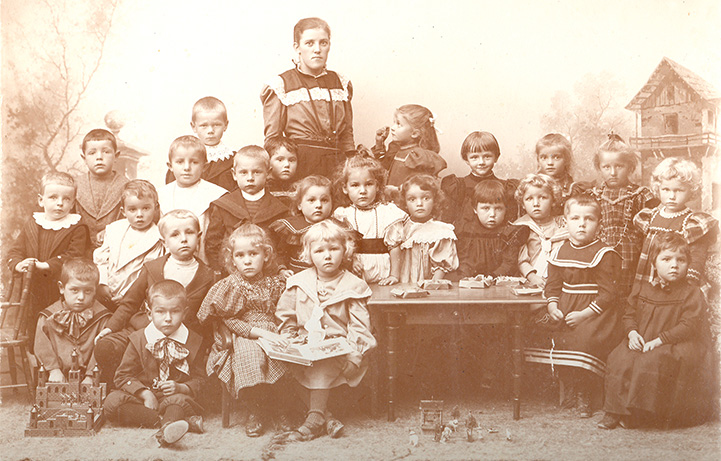 Anna Locher mit ihrer ersten Kindergartenklasse im Jahr 1900.  (Bild: J. Sax-­Wyss)