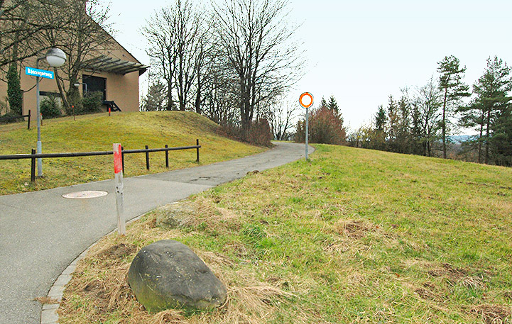 Noch heisst es am Bänningerweg «Durchfahrt verboten». Das könnte sich ändern. (Bild: bms)