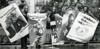 Frauen mit Plakate am Demonstrieren