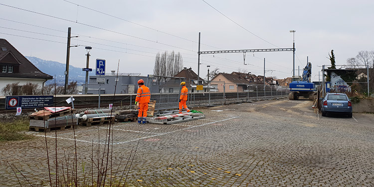 Die Bauarbeiten für die neue Bushaltestelle beim Bahnhof Zollikon schreiten voran.