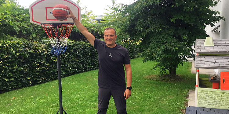 Basketball-Trainer Dragan Andrejevic lebt mit seiner Familie im ­Zollikerberg: Jüngst wurde er zum Coach des Jahres gewählt.(Bild: sb)