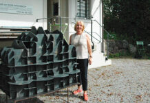Construction-Déconstruction: Eine Skulptur mit Durchblick von Eva Ducret. Andrea Hochuli-Schmid, selbst einst Schülerin von Hans Aeschbach, freut sich über die Bandbreite der aktuellen Ausstellung. (Bild: bms)
