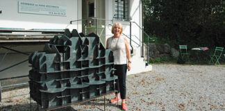 Construction-Déconstruction: Eine Skulptur mit Durchblick von Eva Ducret. Andrea Hochuli-Schmid, selbst einst Schülerin von Hans Aeschbach, freut sich über die Bandbreite der aktuellen Ausstellung. (Bild: bms)