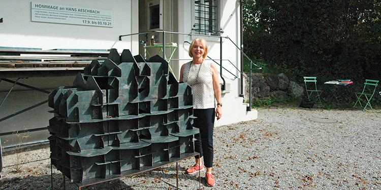 Construction-Déconstruction: Eine Skulptur mit Durchblick von  Eva Ducret. Andrea Hochuli-Schmid, selbst einst Schülerin  von Hans Aeschbach, freut sich über die Bandbreite der aktuellen  Ausstellung. (Bild: bms)