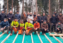 Von der Holzkorporation Zollikon über die Boesch Holzbau AG und die Heer Architektur GmbH bis zum ­Gemeindepräsidenten versammelte man sich auf dem Dach des neuen Forsthauses. (Bild: rb)