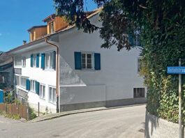 Das sanierte Haus an der Gstaadstrasse 23/25 gehört zum Immobilienportfolio der Zolliker Gemeinde. (Bild: ab)