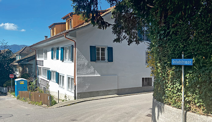 Das sanierte Haus an der Gstaadstrasse 23/25 gehört zum Immobilienportfolio der Zolliker Gemeinde. (Bild: ab)