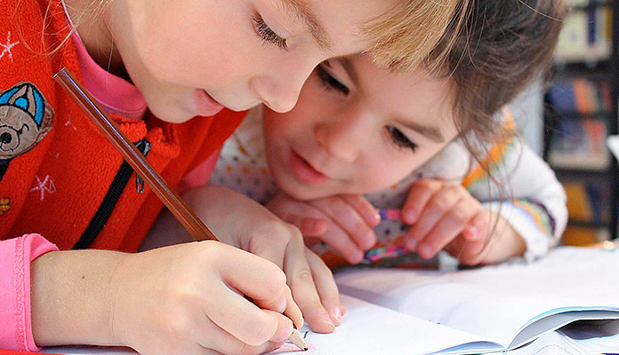 Ukrainische Kinder lernen in der Zolliker Schule Deutsch.  (Symbolbild: pixabay)