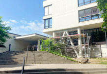 Das Zolliker Schulhaus Buechholz A ist gegen Erdbeben gesichert. (Bild: ab)