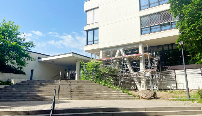 Das Zolliker Schulhaus Buechholz A ist gegen Erdbeben gesichert. (Bild: ab)